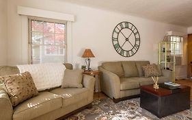 Colonial Cottage Getaway